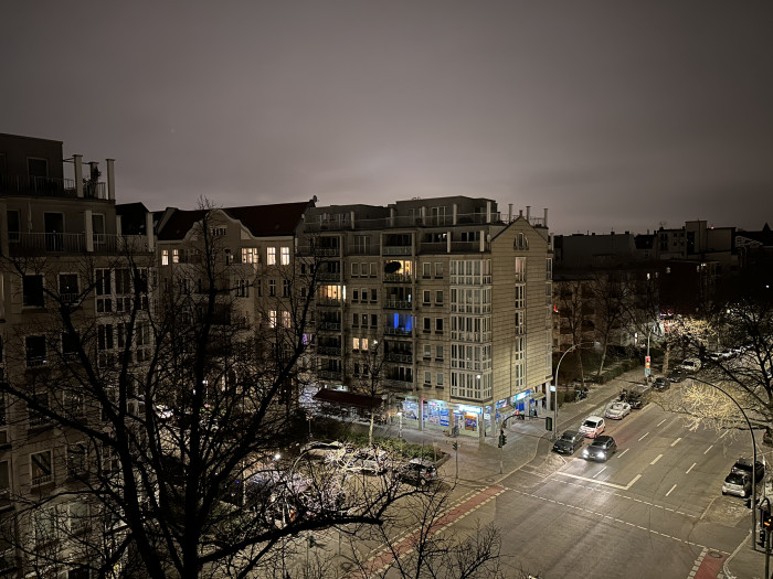 Beim iPhone 14 Pro Max sind nachts die dunklen Bereiche weniger gut ausgeleuchtet. (Bild: Tobias K&ouml;ltzsch/Golem.de)